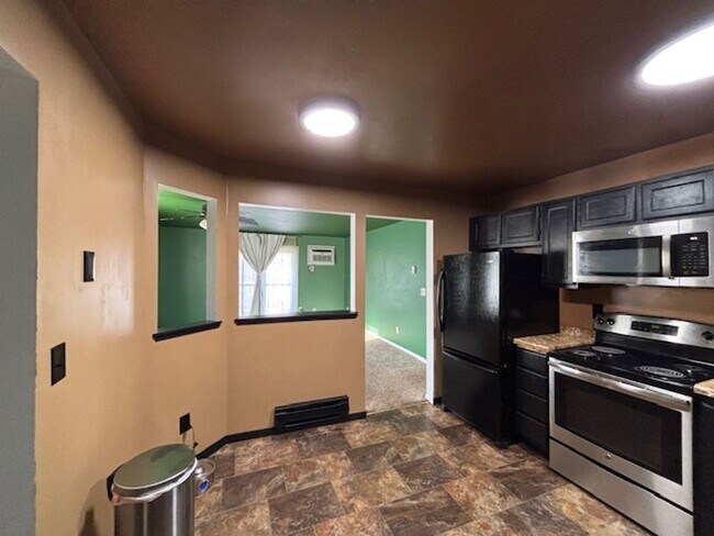 Building Photo - X-LARGE 1 BR/1 BA Condo Available 5/1 in a Beautiful St. Paul Neighborhood!