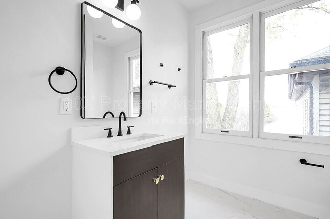 Building Photo - 1114 Summit St