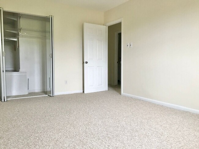 Building Photo - 207 Walnut Hill Rd