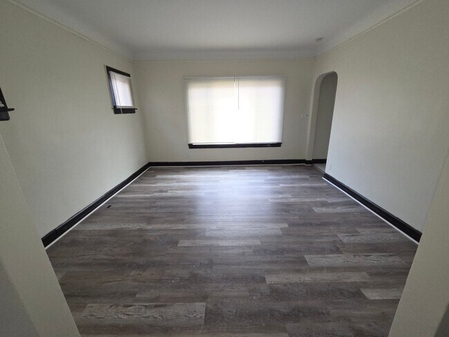 Building Photo - Three Bedroom Open Floorplan