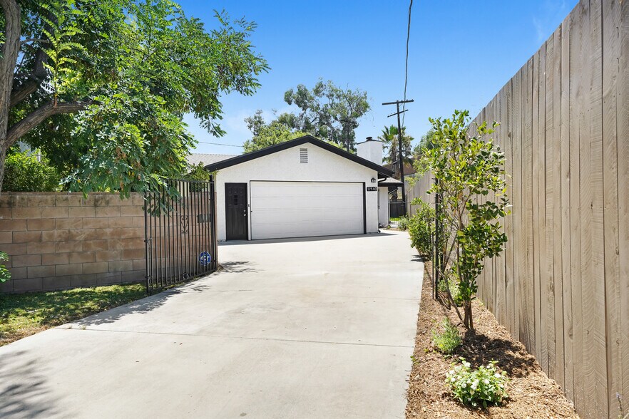 Primary Photo - 11940 Tiara St