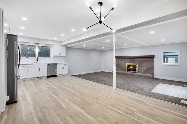 Building Photo - Beautifully Updated 4 Bed / 2.5 Bath Colon...