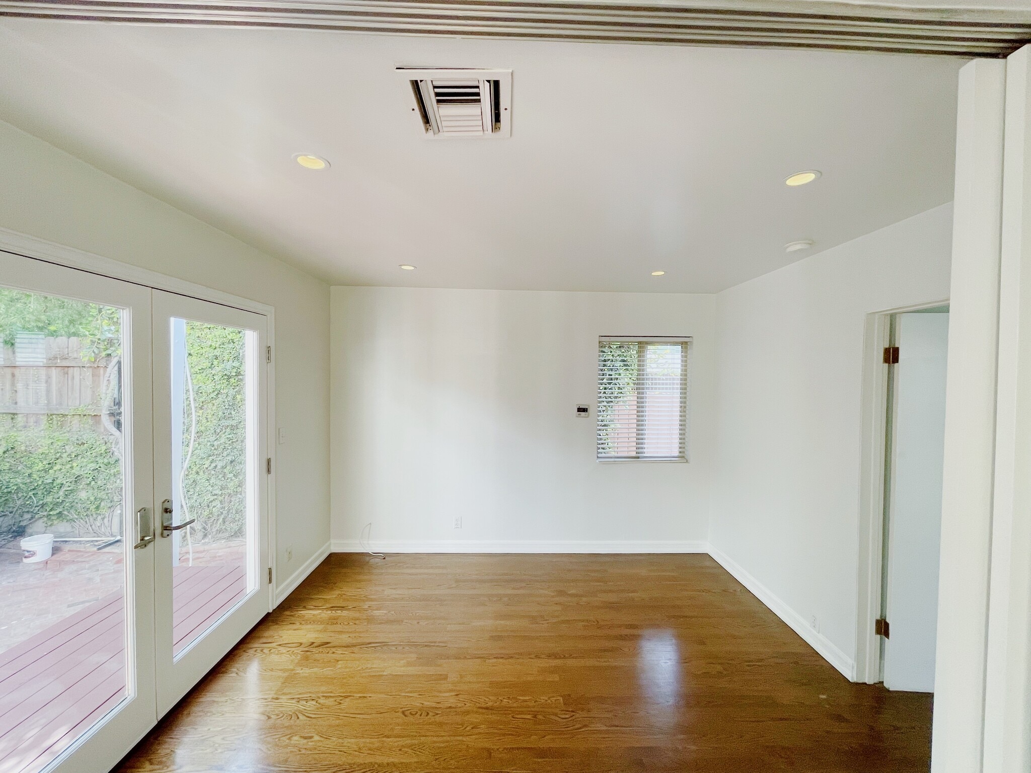 Building Photo - 728 Westbourne Dr
