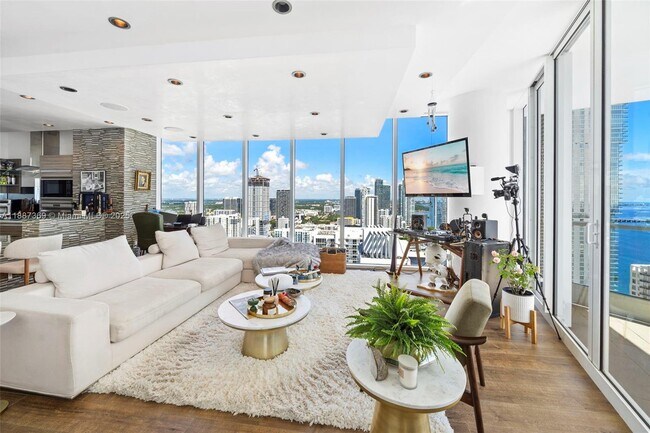 Building Photo - 2020 N Bayshore Dr