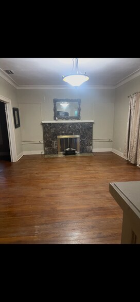 Building Photo - 208 E Ligustrum Blvd