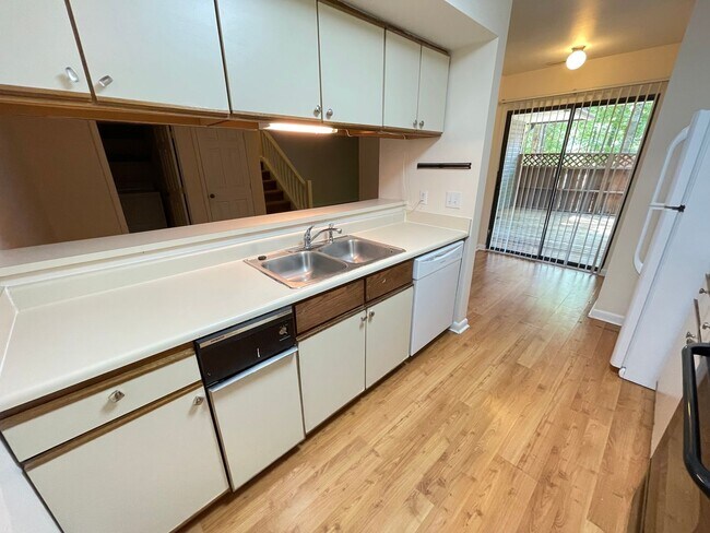 Building Photo - Spacious 3 bedroom in Finley Forest offers convenient location and neighborhood amenities