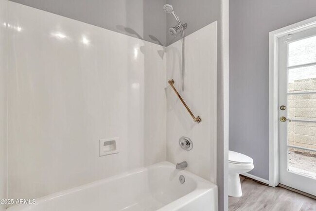 Building Photo - MOVE IN SPECIALS!! 15 DAYS RENT FREE!! Stunning 4beds/2.5baths single-level home in the heart of ...