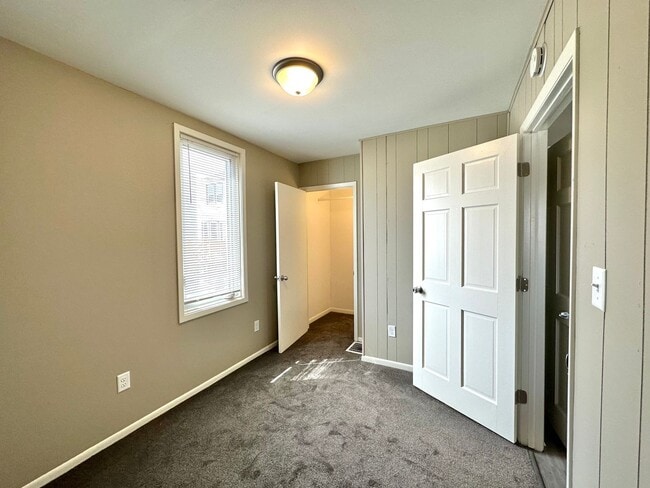 Building Photo - AVAILABLE JUNE - 5 Bed, 2 Bath Newly Renovated Home