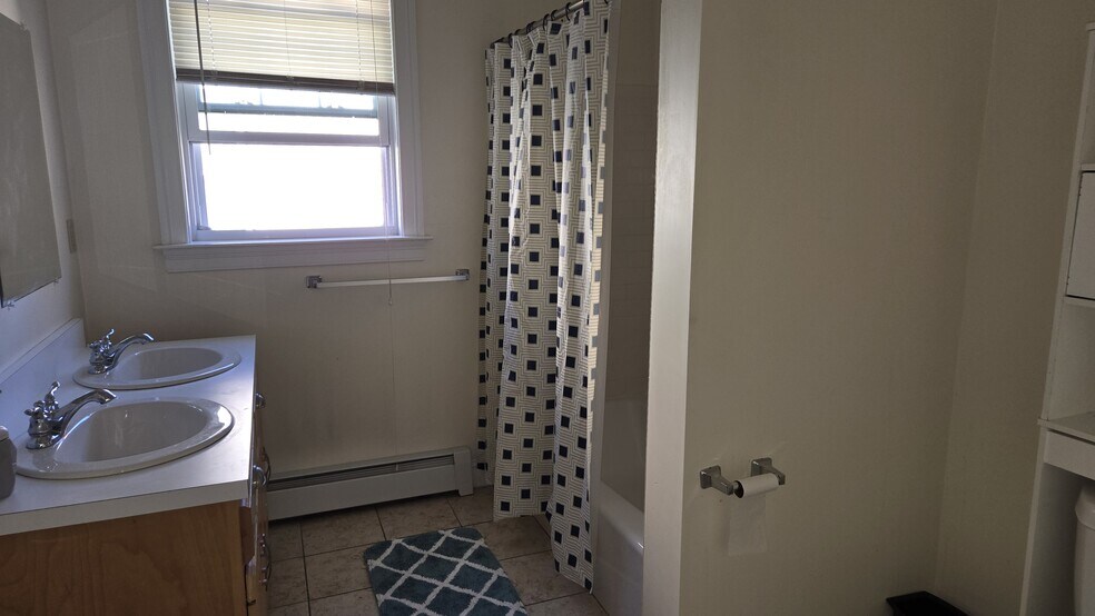 Shower and double sink - 47 Hotchkiss St