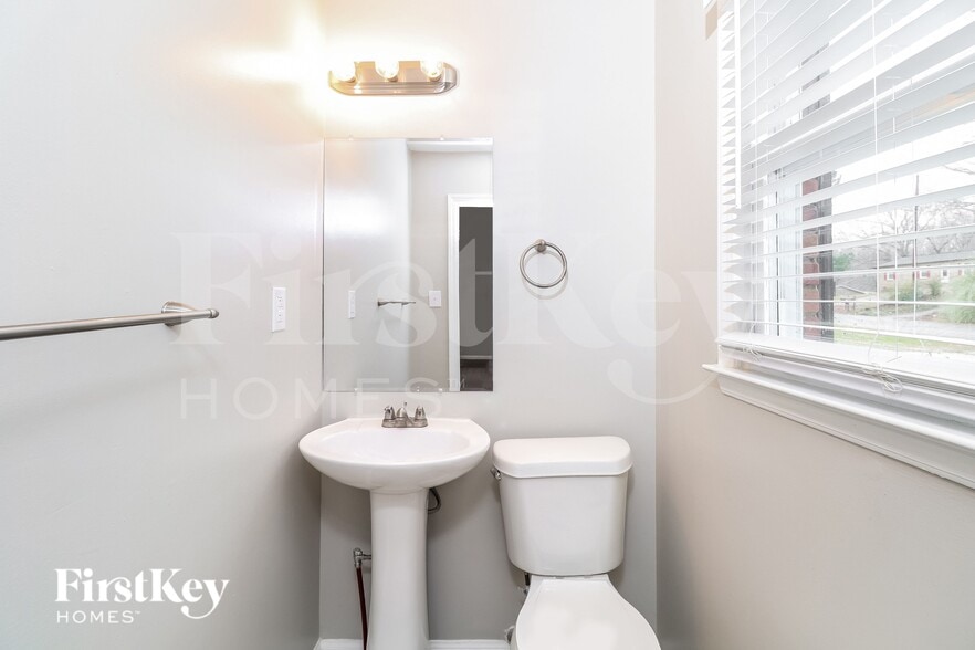 Building Photo - 4809 Maplecrest Dr