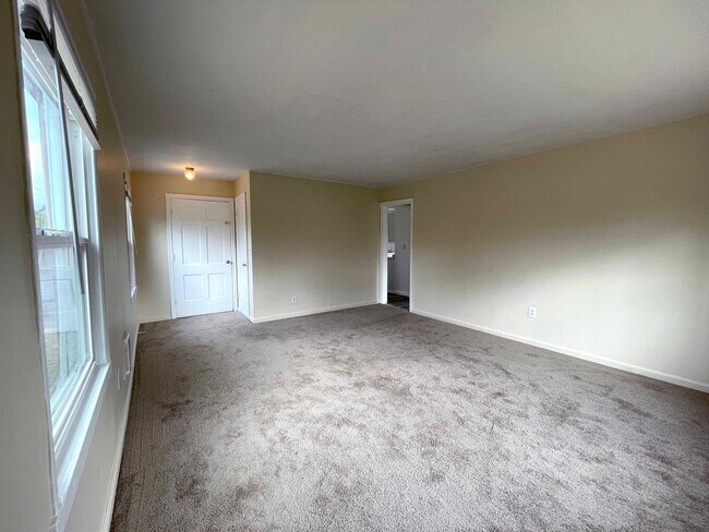 Building Photo - Charming Second Floor 1-Bedroom Close to Peninsula Park!