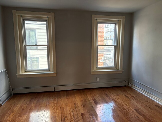 Building Photo - 948 W Maple St