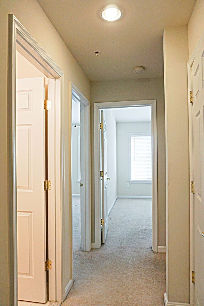 Building Photo - Exquisite Townhouse in Orchard Run Germantown