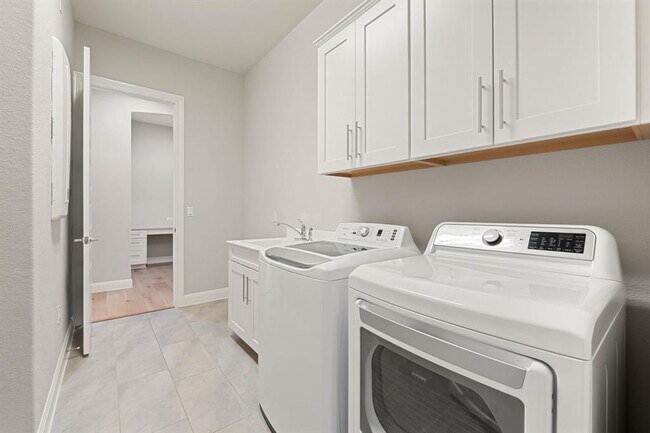 Building Photo - 10709 Lavon Bend