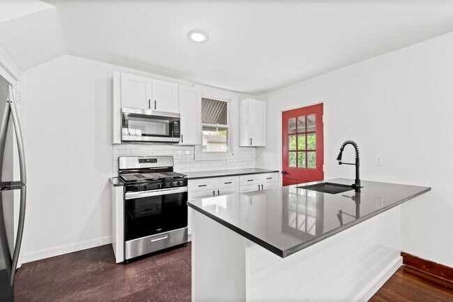 Building Photo - AVAILABLE MAY 1ST! GORGEOUS 3 BEDROOM IN CARNEGIE!!