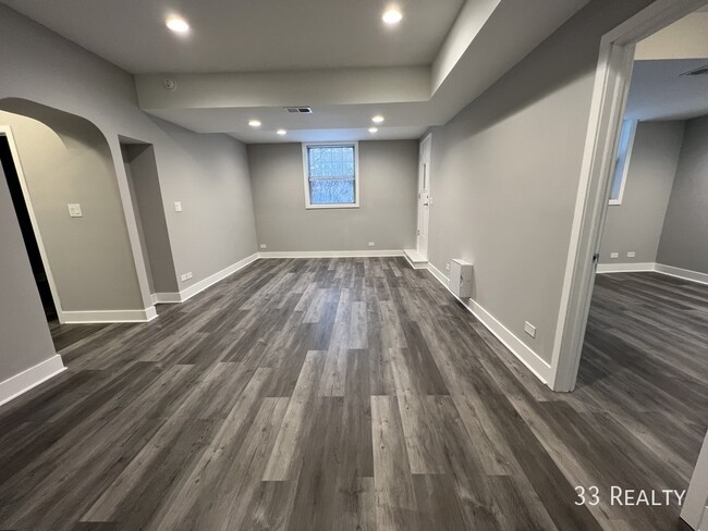 Building Photo - GROUND LEVEL 3 Bed 2.5 Bath / Oak Park / L...