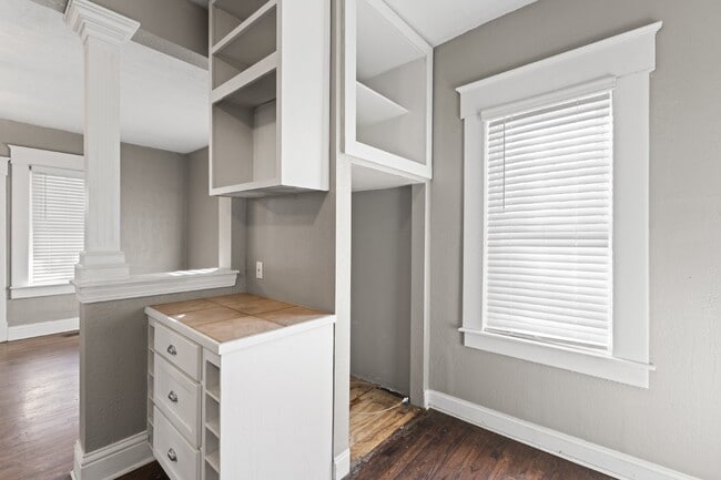 Building Photo - Charming 2 Bed, 1 Bath Lenexa Home with Modern Amenities!