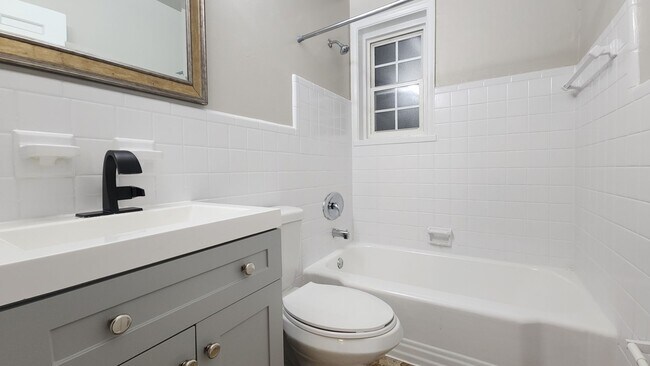 Building Photo - ***Dogtown***Beautiful Two Bedroom Available Soon!***In Unit Washer and Dryer