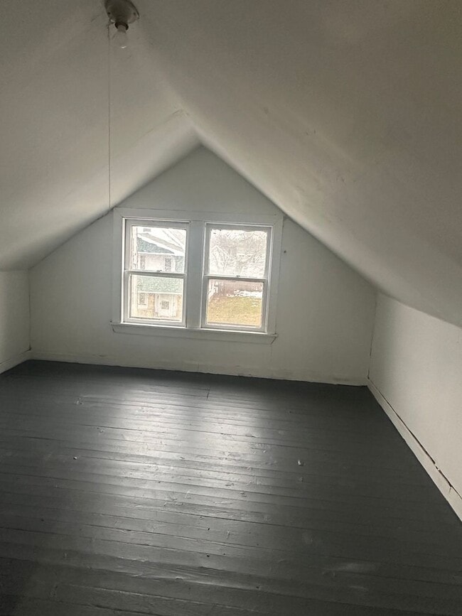 Building Photo - 4bd Single Section 8