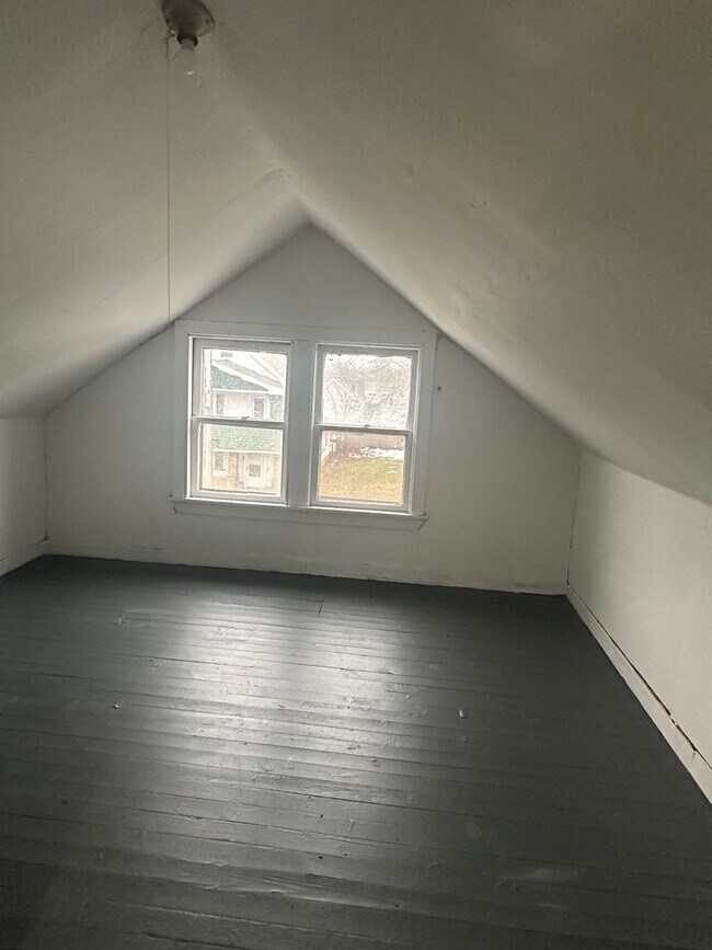Building Photo - 4bd Single Section 8/Cash Pay *1/2 OFF SECURITY DEPOSIT SPECIAL*