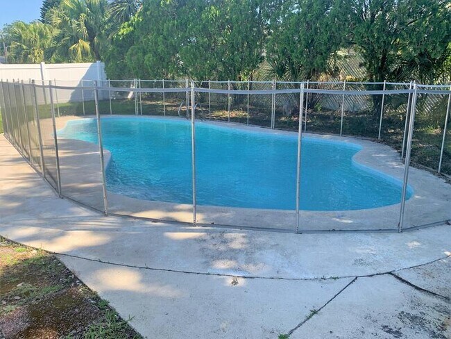 Building Photo - 523 Spring Oaks Blvd