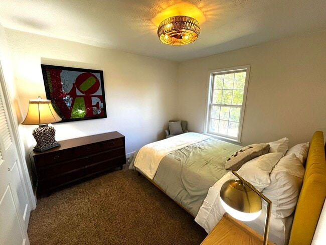 Building Photo - 624 Monroe St