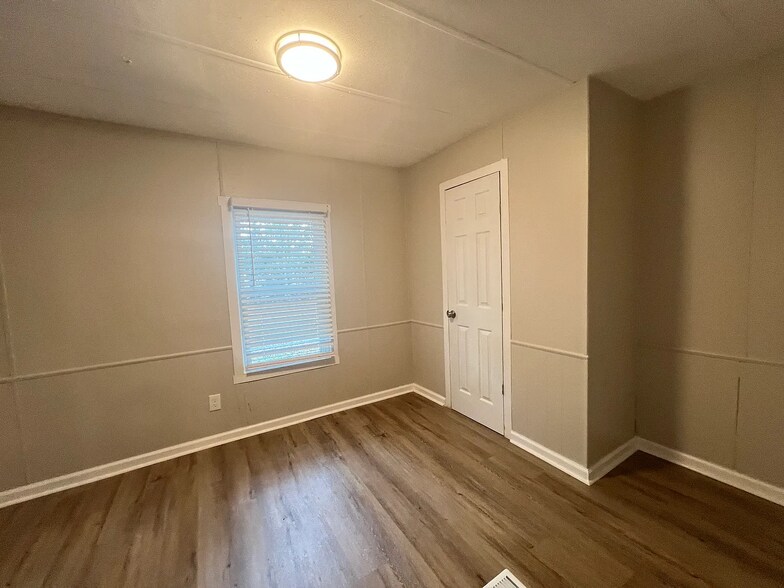 Building Photo - 413 W Limestone Rd
