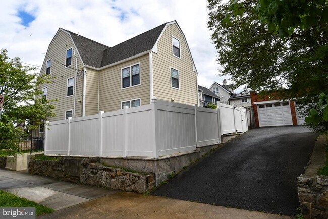 Building Photo - 901 Lawrence St NE