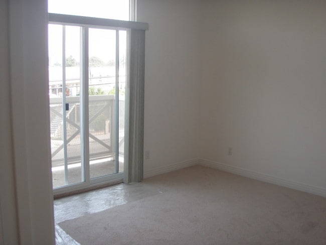 Building Photo - 11622 Oxnard St