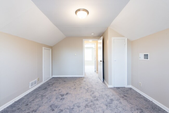 Building Photo - 4 bed 1 bath home for rent