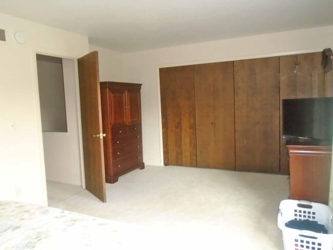 Building Photo - 2547 Meade Ct