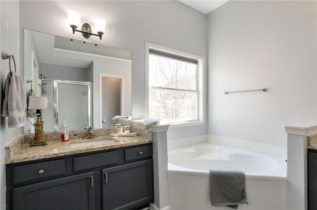 Building Photo - 1565 Hedington Cir SE