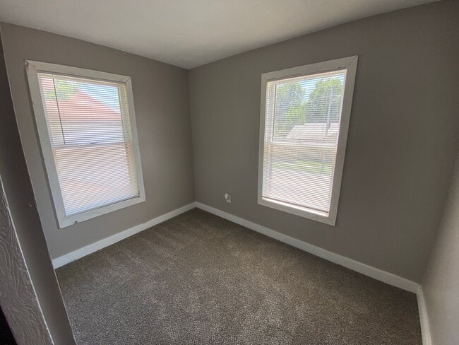 Building Photo - Very attractive 2BR 1/2 duplex