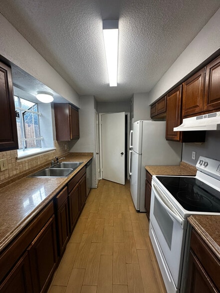 Building Photo - 9797 Leawood Blvd