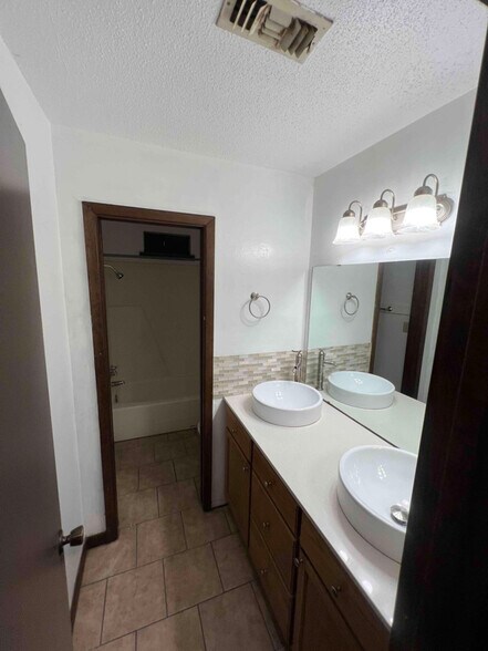 Building Photo - 605 22nd St