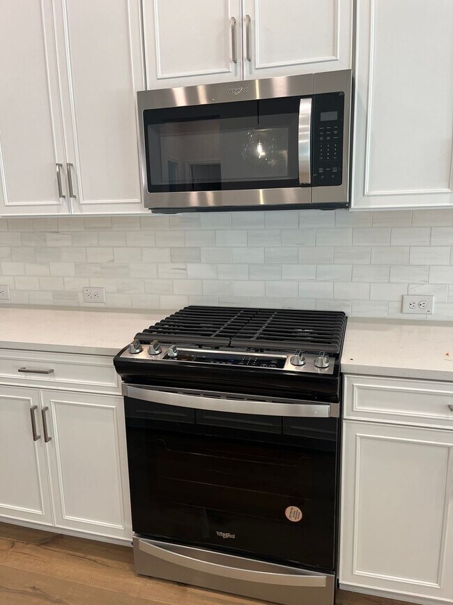 Building Photo - Beautiful home located in desirable Waters...