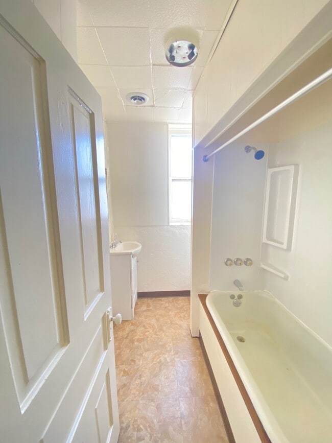 Building Photo - 551 Bates St