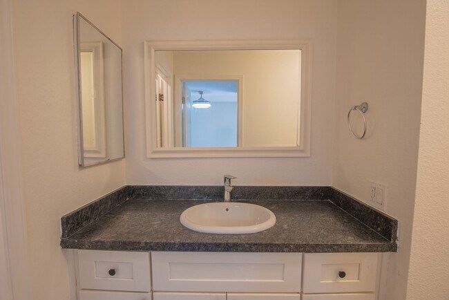 Building Photo - 1 Bedroom 1 Bathroom Townhouse Available For Rent In Mission Valley!