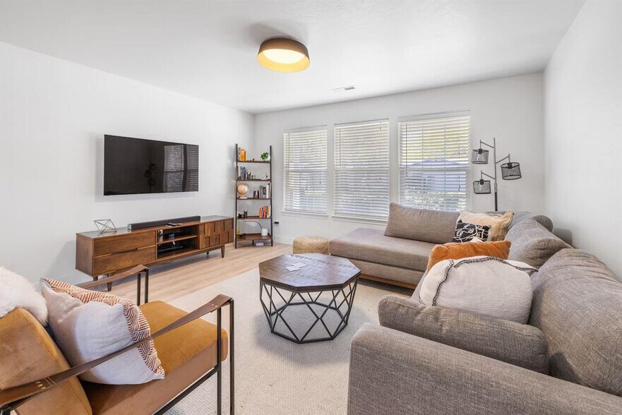 Primary Photo - 2624 S Virginia Ave