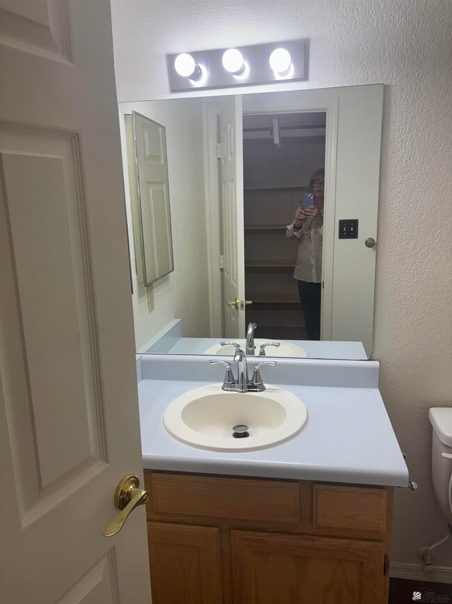 Building Photo - 2605 W 12th Pl