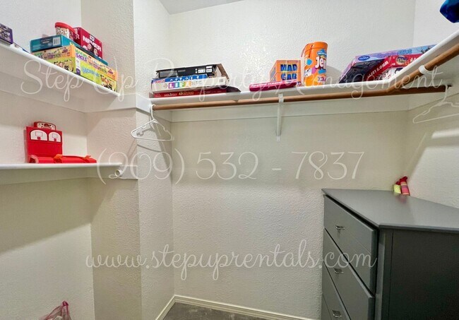 Building Photo - Charming 3-Bedroom Retreat in Gated Grovel...