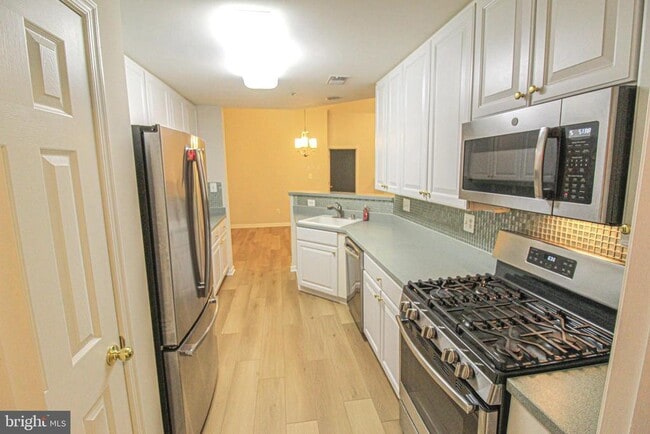 Building Photo - 10808 Warfield Pl