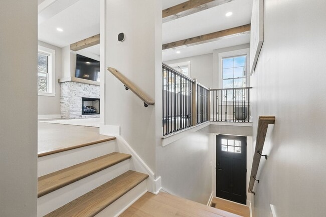 Building Photo - Luxurious, Fully Furnished Townhome       ...