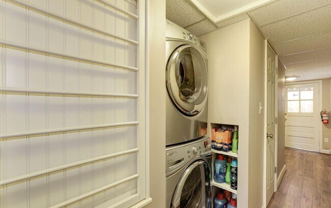 Building Photo - Spacious & Charming Victorian Row House in Burleith-Moments from Georgetown!