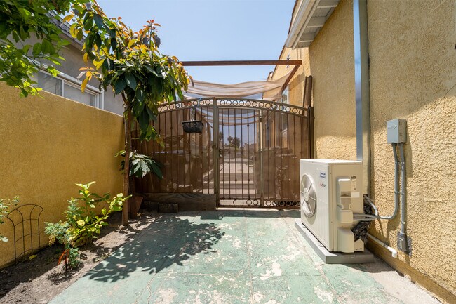 Building Photo - 2218 S Redondo Blvd