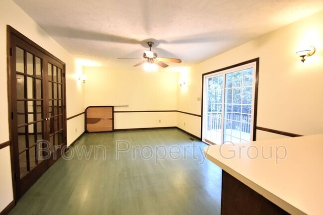 Building Photo - 901 Fredonia Dr