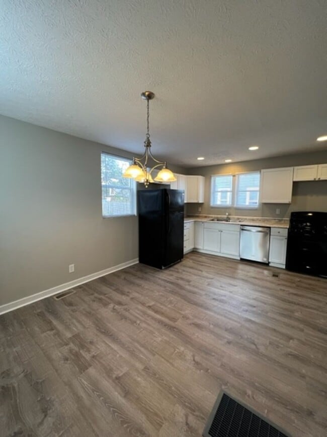 Building Photo - Charming 2 Bedroom Home with Fenced Yard Available for Pre-Lease!