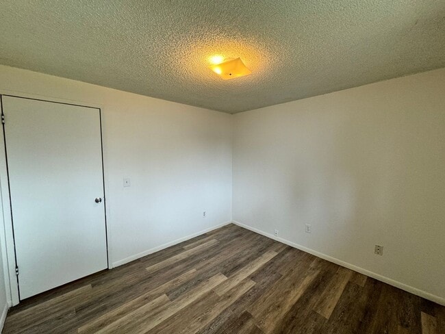 Building Photo - Spacious Split-Level 3 bed, 1 Bath Duplex ...