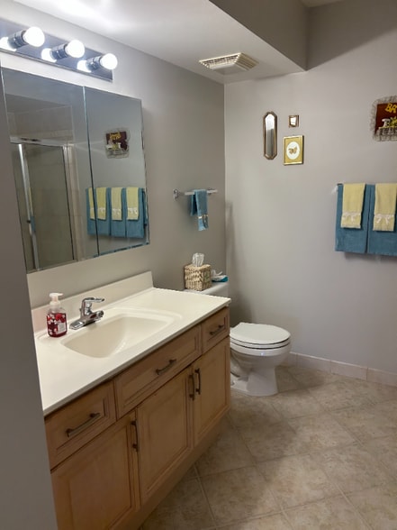 Building Photo - 650 S River Rd