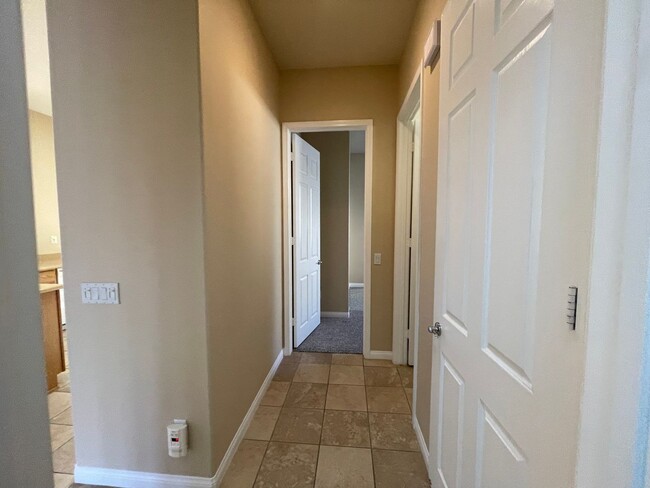 Building Photo - Apple Valley-Del Web Home, 2 Bedrooms,2 Ba...